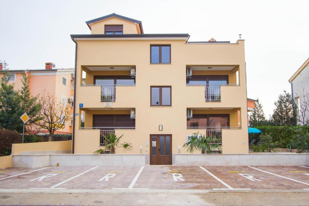 Villa Patricija-Apartmani Poreč Exterior foto